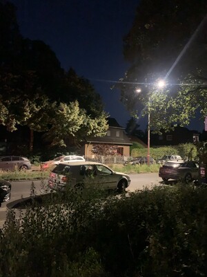 blick vom park rehberge auf die transvaalstrasse. man sieht geparkte autos und eine strassenlaterne
