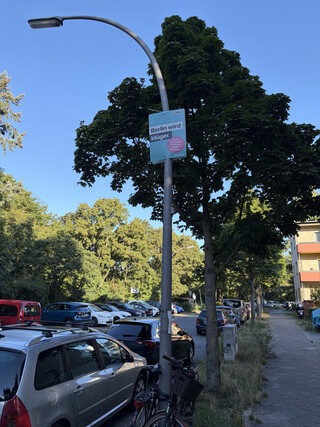 whalplakat der CDU mit der aufschrift: „Berlin wird klüger. Lesen Schreiben, Rechnen statt Gendern.“