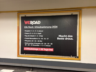 foto eine werbeplakats auf dem alle feiertage und deren brückentage notiert sind