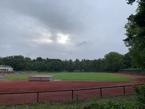 bild vom sportpllatz neben der catcherwiesse in den rehbergen, der himmel hat sich der sonne ein kleinwenig geöffnet.