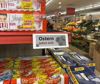 epaper display bei lidl mit der aufschrift &bdquo;ostern lohnt sich&ldquo;