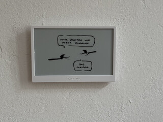 eine zeichnung von metabene auf meinem neuen trmnl e-paper-display. diese sagt: &bdquo;immer streiten wir &uuml;ber dasselbe.&ldquo; &bdquo;das gleiche.&ldquo;