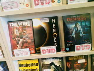 DVD-cover die es 2007 in der DVDthek gab, the wire, heroes, damages, cloverfield und ein hinweis: &bdquo;neuheiten im original&ldquo; (das waren importierte DVDs, die noch nicht in deutschland vertrieben wurden)