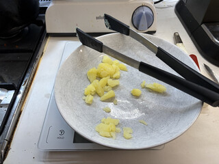 kartoffelstückchen die beim aufrauhen abgefallen sind. sie sehen gasz wie kartoffelbrei aus