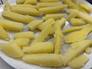 blanchierte und aufgerauhte pommes auf einem weissen teller.