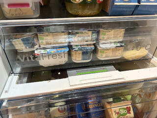 foto in unseren kühlschrank, man sieht sehr viele 250 gramm packungen quark