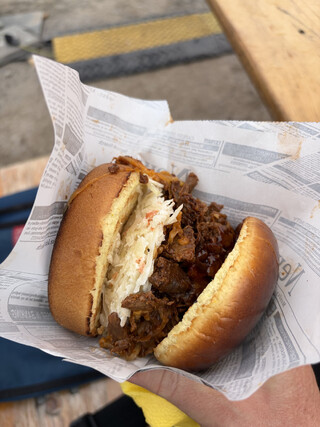 pulled need burger im „zeitungspapier“
