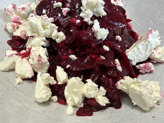 rote beete salat mit groben feta-stücken bestreut