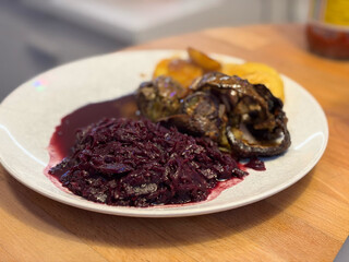 rotkohl nach fallow (mit rouladen- und kn&ouml;delscheiben im hintergrund)