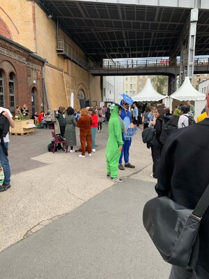 zwei bürokratiemonster auf der republica die vor deregulierung warnen