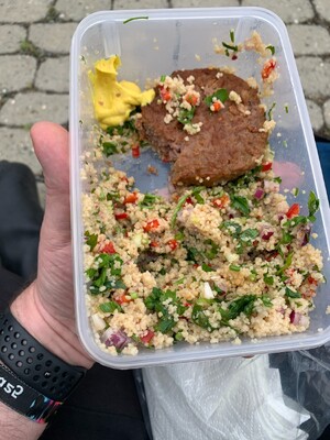 tabouleh und ein beyond burger als frikadelle mit senf