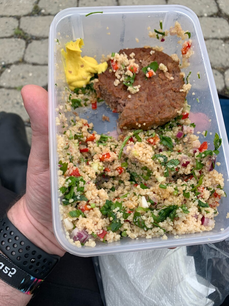 tabouleh und ein beyond burger als frikadelle mit senf
