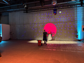betonwand mit #rp26 logo und lichteffekten als foto motiv.
