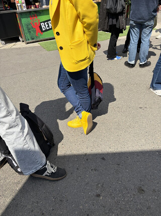 foto einer sehr gelben person auf dem hif der republica/station berlin