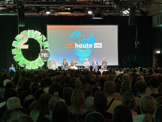 ricarda lang, philipp amthor, vincent g, victoria reichelt und wulf schmiese auf der bühne.