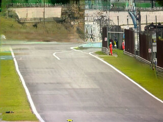 screenshot vom formel 1 rennen heute, die autos sind mit KI entfernt, die werbung auch, sieht aber ziemlich stümperhaft aus.