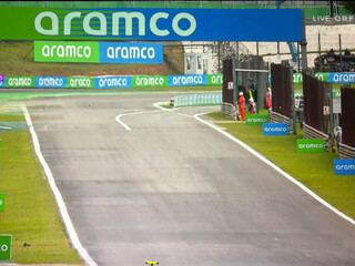 screenshot vom formel 1 rennen heute, die autos sind mit KI entfernt, die werbung ist noch zu sehen.