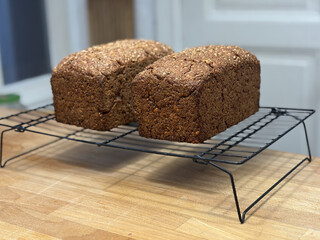 foto von zwei frisch gebackenen schwarzbroten