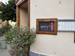 schild an einem restaurant mit der aufschrift „spargel“
