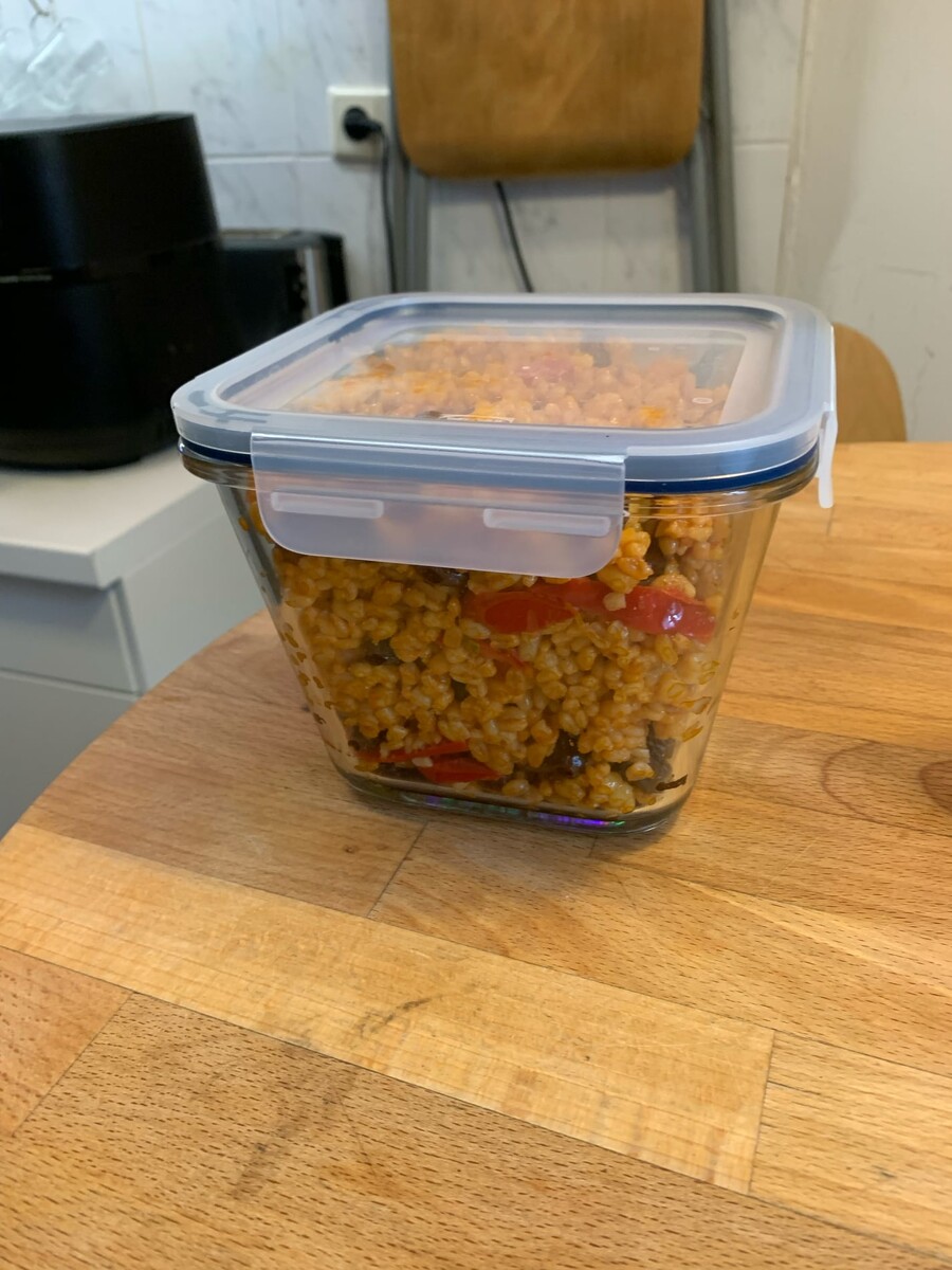 foto eines verschlossenen  voratsbehälters der randvoll mit bulgur pilaw gefüllt ist.