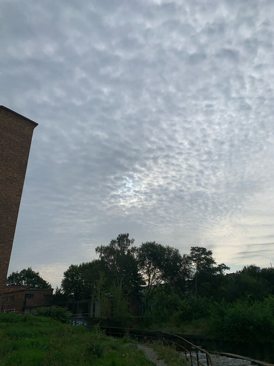 bild von sehr fleckigen wolken über der fischtreppe am nordhafen