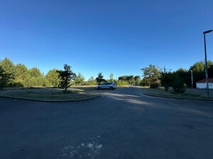 foto vom leeren parkplatz am bernsteinsee