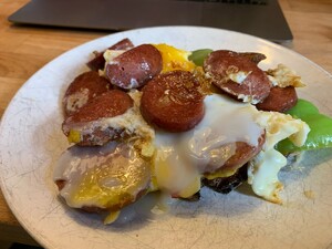 bild von meinem frühstück (vollkornbrot, paprika, sucuk, spiegelei)