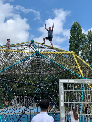 bild von jeff nachdem er einen kinderspielplatz-kletterdom erklommen hat