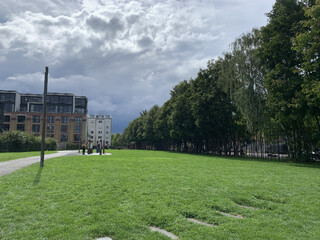 bild von der gedenkstätte berliner mauer an der bernauer str. man sieht viel grün und kaum mauer.