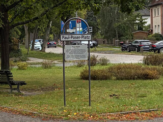 schild auf dem paul-poser-platz auf dem steht, dass hier der paul-poser-platz sei.