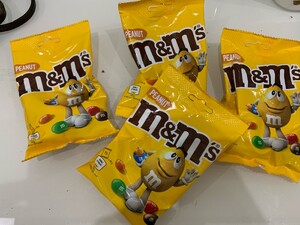 foto von 4 82 gramm packungen m&m’s