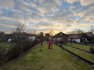 foto einer als weihnachtsmann verkleideten vogelscheuche in der kleingartensiedlung „freudental“