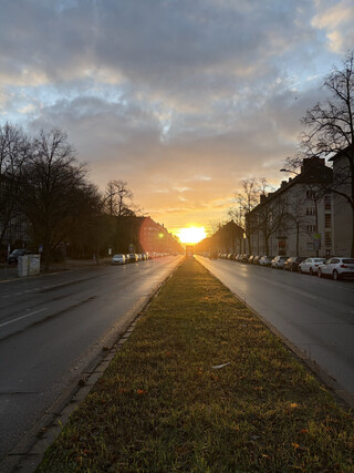 foto vom sonnenaufgang über der müllerstrasse in berlin wedding
