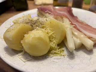 spargel, kartoffeln, schinken, oliven&ouml;l, parmesan.