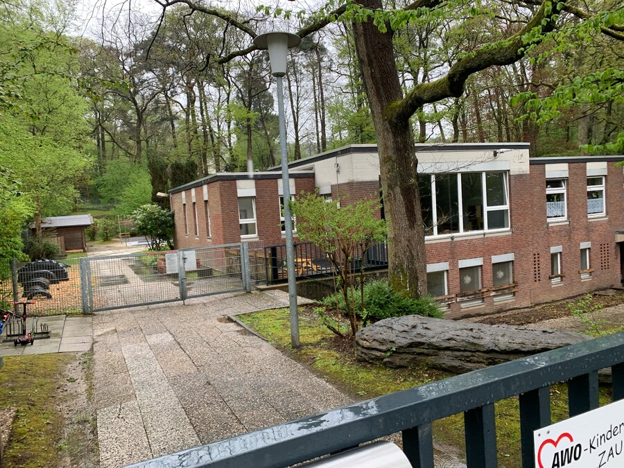eingangssituation zum damaligen hort und kindergarten (jetzt kindertagesstätte „zauberwald“)