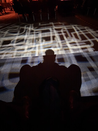 in der stage 1 halle scheint die sonne ein bisschen durchs dach und wirft meinen schatten auf den hallenboden