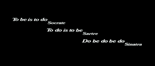 screenshot vom anfang des films subway von 1985. die schrifttafel zeigt: &bdquo;to be is to do&ldquo; &mdash; socrate, &bdquo;to do is to be&ldquo; &mdash; satre und &bdquo;do be do be do&ldquo; &mdash; sinatra