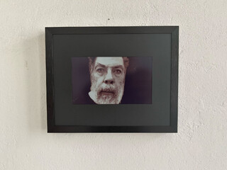 foto vom switchbot-rahmen mit einem schwarz-weiss-portrait meiner selbst. der schwarze hintergrund des bilds wir von e-ink-display gut dargestellt.