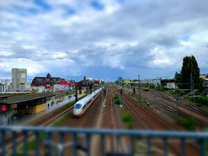 bild eines ICE an der s-bahnhaltestelle beusselstrasse mit tilt-shift-filter