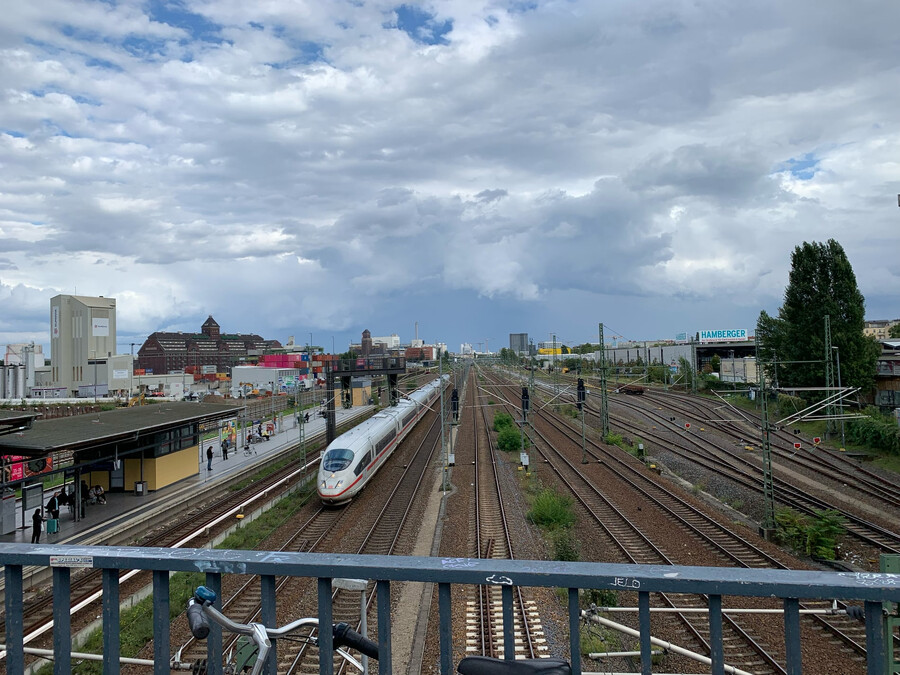bild eines ICE an der s-bahnhaltestelle beusselstrasse