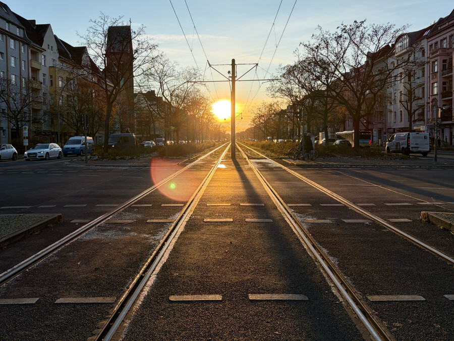 foto der strassenbahnschienen der seestrasse im sonnenuntergang