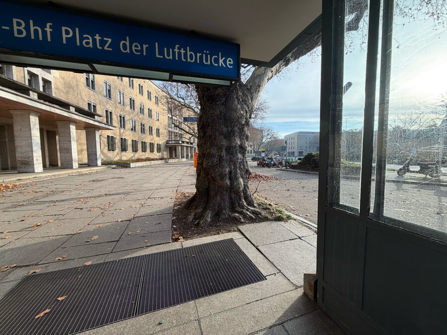 bild vom u-bahn-ausgang des platz der luftbrücke. es begrüsst einen ein alter knorriger baum.