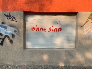 bild einer geschlossenen jalousie mit der aufschrift „ohne sinn“