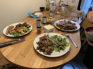 bild vom abendessen nach jeffs wunsch: fleisch, champions, salat und pommes mit mayo