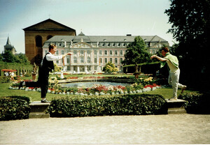 bild von mir und heiko 1985 vor dem palastgarten in trier. wir versuchen wie steinstatuen zu posieren.