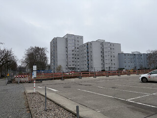 blick auf die sehr trist wirkende siedlung am frauenfelder weg