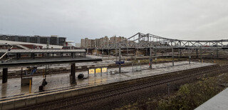 foto von der gleisanlage des bahnhof gesundbrunnen. im hintergrund sieht man grau-braune plattenbauten, eigentlich sieht alles grau-braun aus. sehr trist.