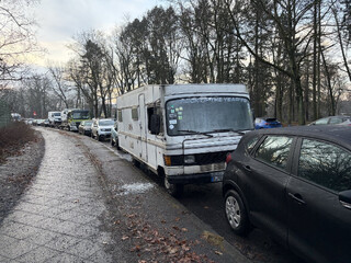 foto eines geparkten wohnmobils. auf der windschutzscheibe steht in versalien: &bdquo;TRUCK OF THE YEAR &rsquo;79&ldquo;. die seitenscheibe des wohnmobils ist eingeschlagen.