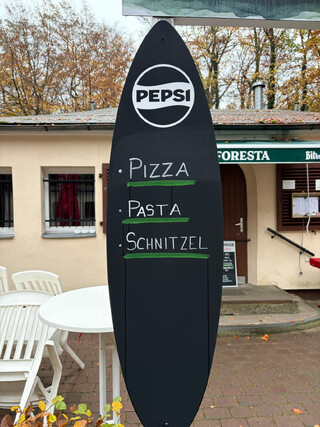 foto einer tafel vor dem restaurant la foresta in den rehbergen, mit der aufschrift pizza, pasta, schnitzel