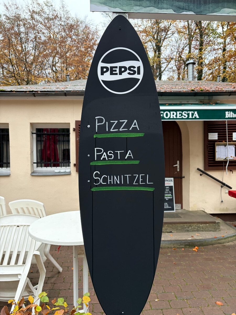 foto einer tafel vor dem restaurant la foresta in den rehbergen, mit der aufschrift pizza, pasta, schnitzel